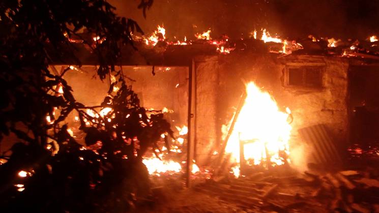 В Донецке горит горный техникум, огонь о…