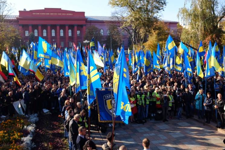 Националисты в центре Киева идут маршем…
