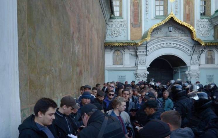 СМИ: Возле Киево-Печерской лавры полиция…