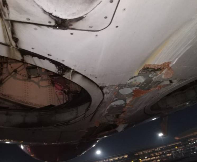 В Индии самолет с пассажирами врезался в…