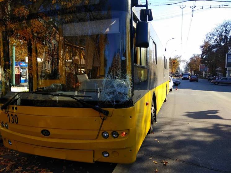 Возле Полтавской ОГА троллейбус врезался…