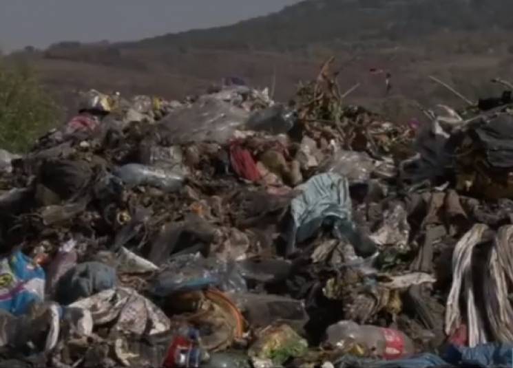 На сміттєзвалищі в Берегові катастрофічн…