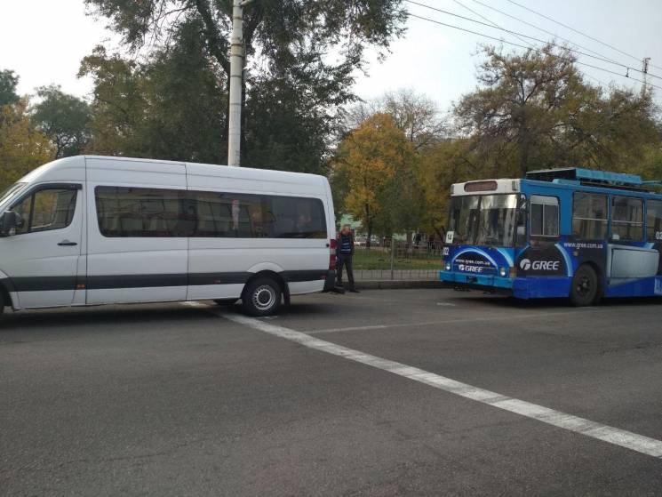 У Запоріжжі тролейбус "протаранив" маршр…