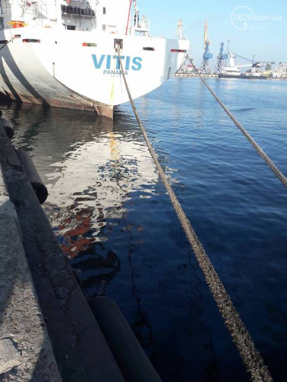В Мариуполе нефтепродукты попали в море…