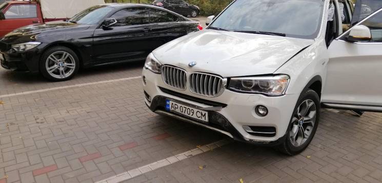 У Запоріжжі водійка BMW під час паркування розтрощила стіну спорткомплексу (ФОТО)