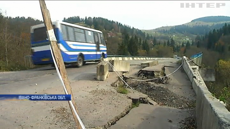 На Прикарпатье дожди размыли мост: Дорож…