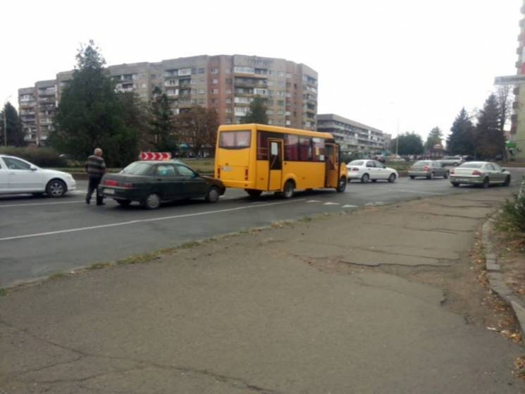 В Ужгороде в "маршрутку" врезался автомо…