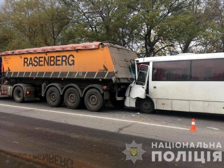 В Кременчуге столкнулись автобус и грузо…