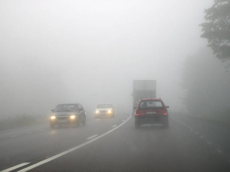 Столичні дороги огорнув ранковий туман.…