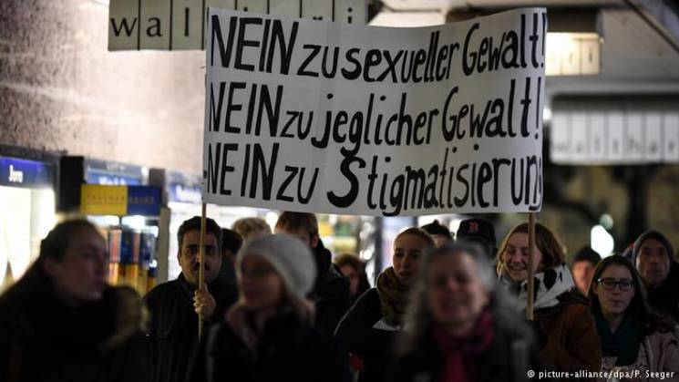 В Германии беженцы-сирийцы изнасиловали…