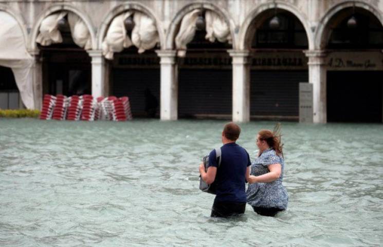 У затопленій Венеції люди продовжують жи…
