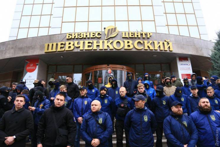 В Одесі біля бізнес-центру націоналісти…