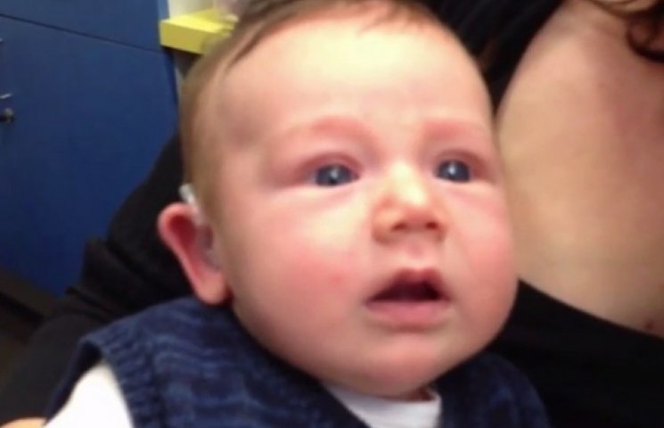 Трогательное видео: малыш впервые услыша…