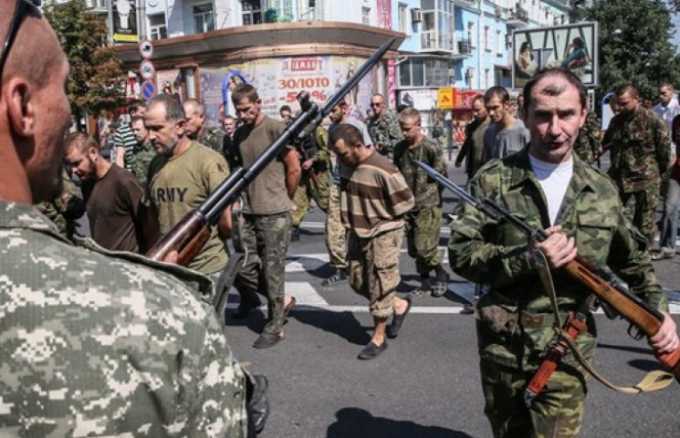 Двух украинских военных освободили из пл…