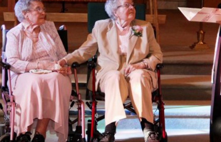 У США одружилися дві 90-річні бабусі…