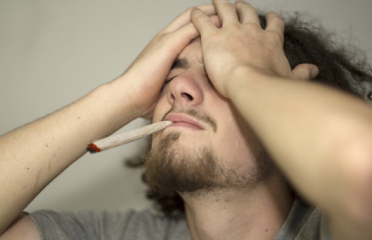 Муж употребляющий марихуану жидкость для электронной сигареты с марихуаной