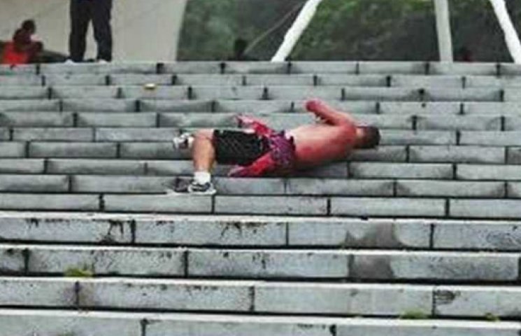 Літній китаєць робить собі масаж, падаюч…