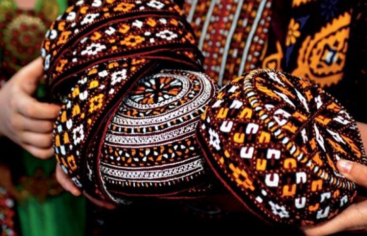 Таджицьким школяркам рекомендували носит…