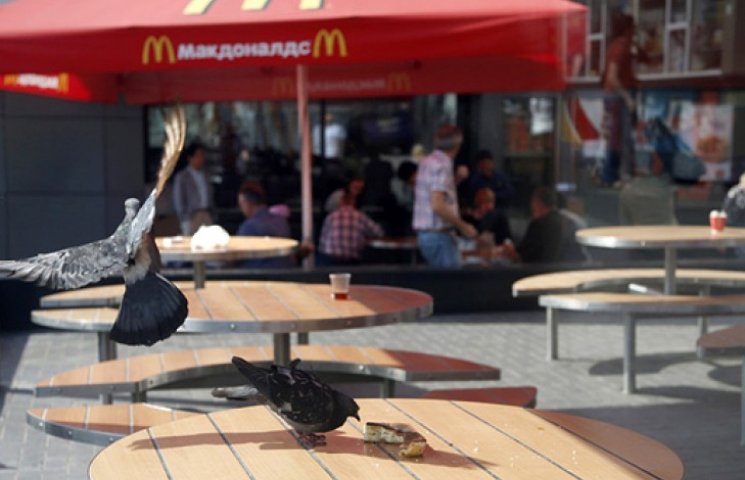 В РФ McDonald's устал от «наездов» и под…