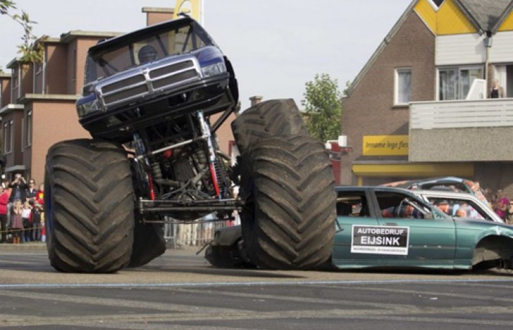 В Нидерландах на автошоу монстр-трак въе…