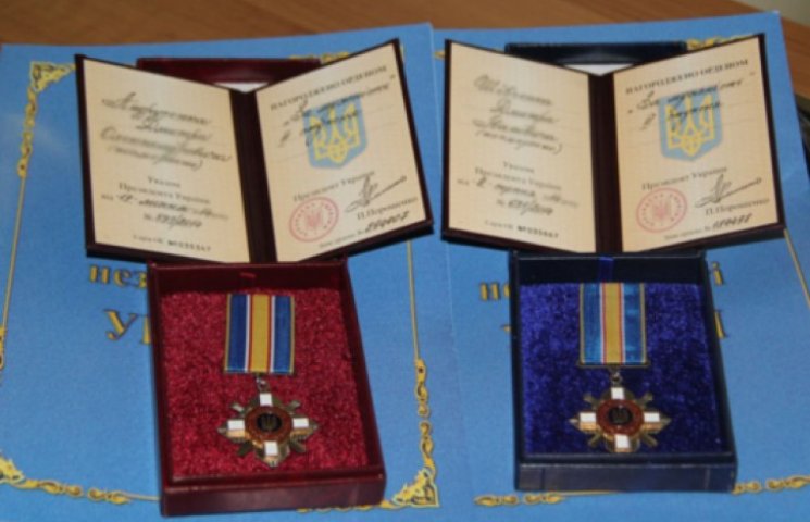 Порошенко нагородив орденами і медалями…