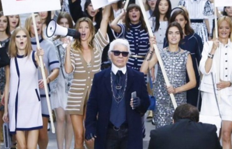 На показе Chanel модели устроили демонст…