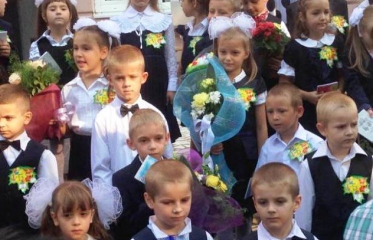 В Ужгороді ромські діти вдягнули на свят…