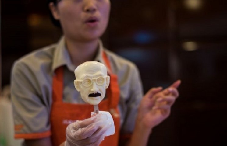 В Китае лакомятся мороженым в виде голов…