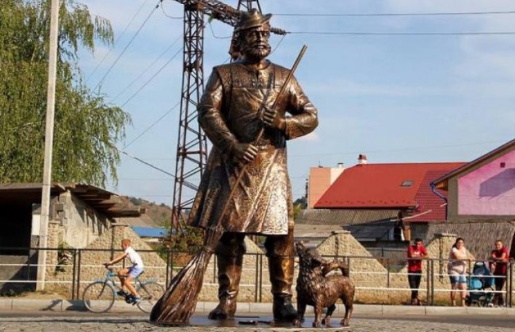 У Мукачеві відкрили скульптуру циганину…