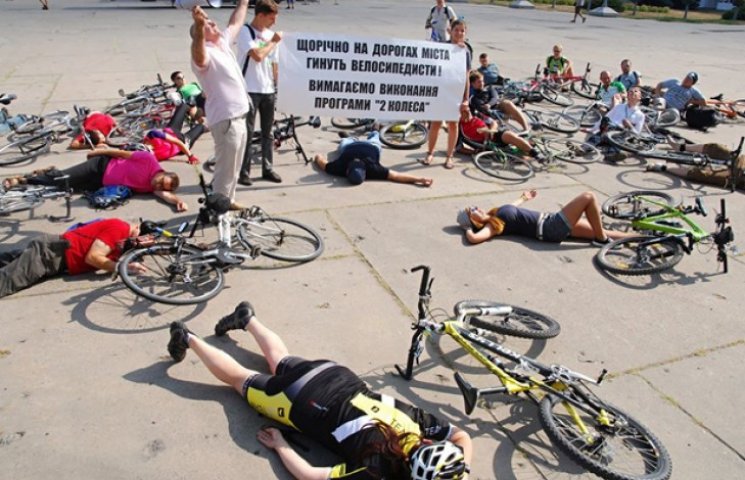 Сумські велосипедисти "померли" перед ві…