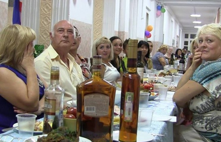 В Крыму учителя устроили алкогольное "ча…