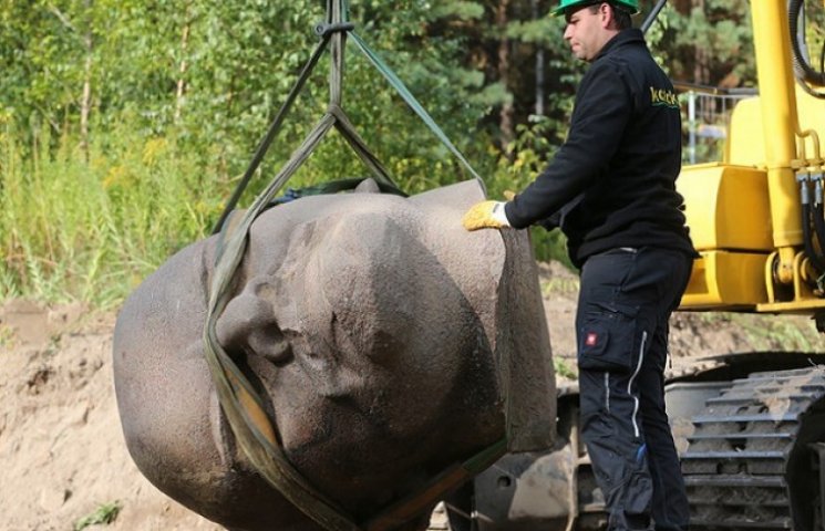 В Берлине откопали огромную голову Ленин…