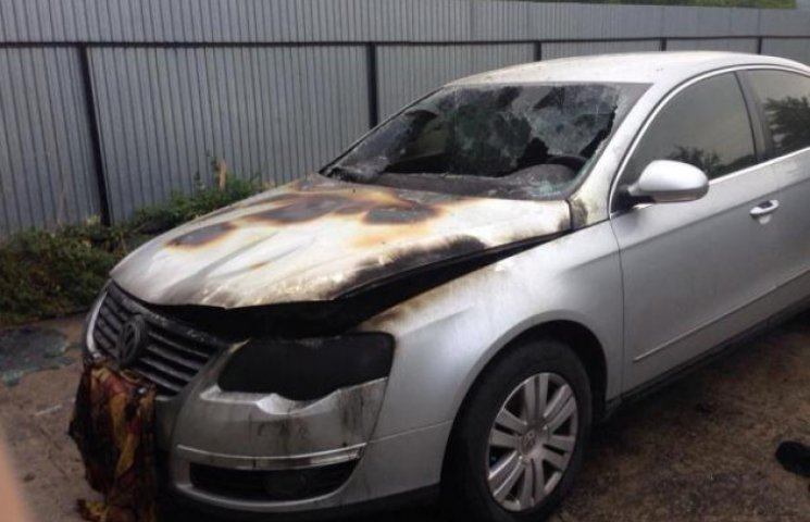 В Ужгороді спалили автівку закарпатськог…