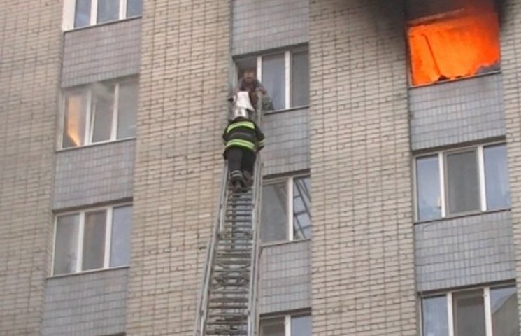 Масштабна пожежа в Харкові: з палаючого…