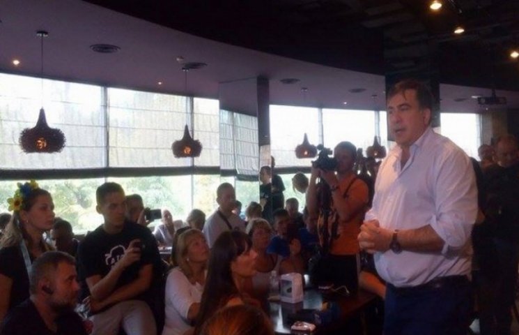 Саакашвили заседает в ресторане с автома…
