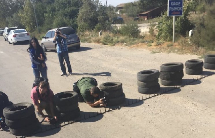 Дорогу в Крым перекрыли "ежами" и покрыш…