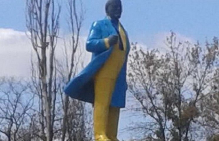У Дніпропетровську з повалених пам'ятник…