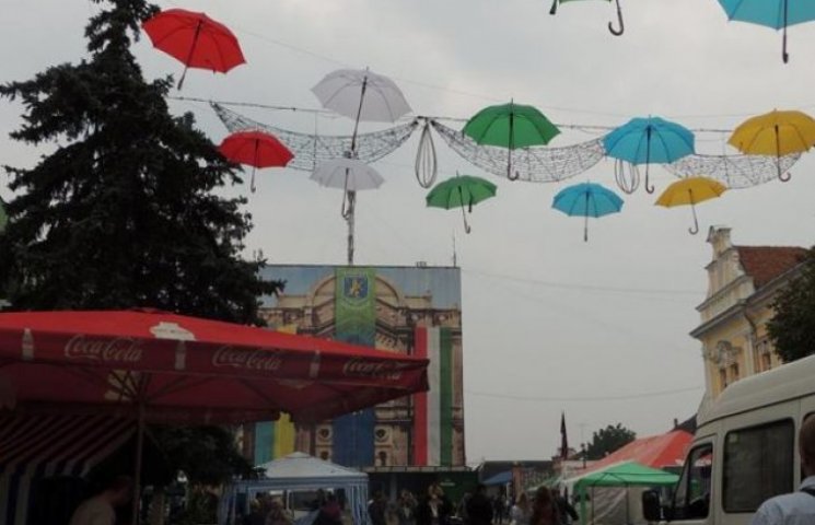 У Берегові підвішені парасольки рятували…