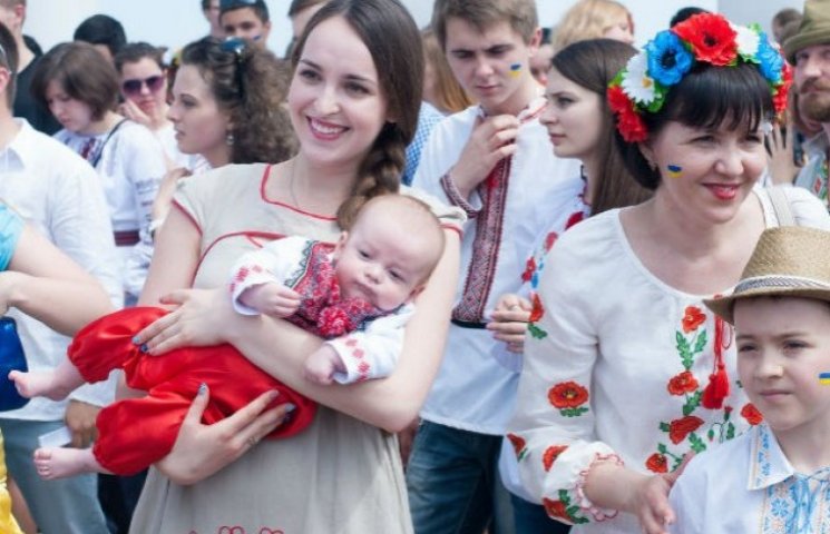 Киевляне покорили столицу парадом вышива…