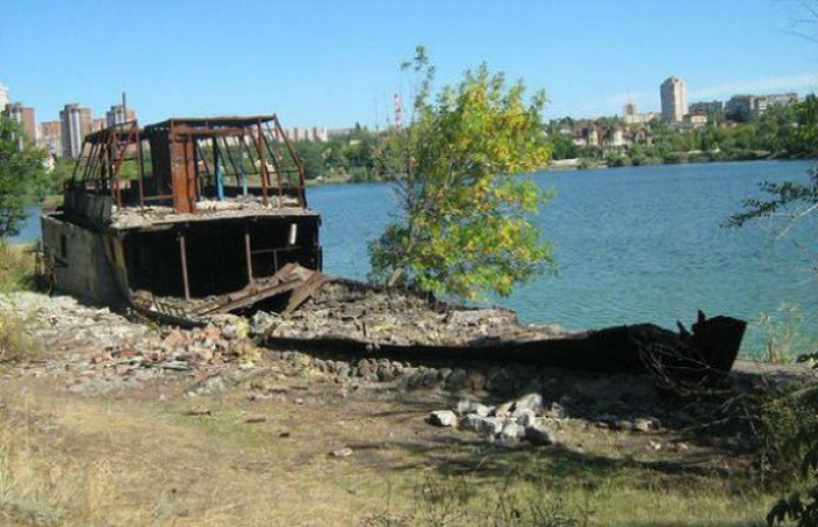 В Донецке культовое кафе-корабль вырезал…