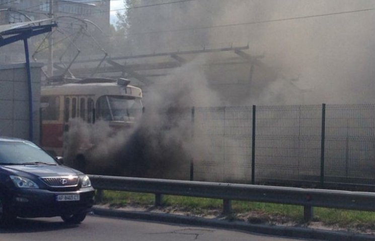 Как в Киеве горит станция скоростного тр…