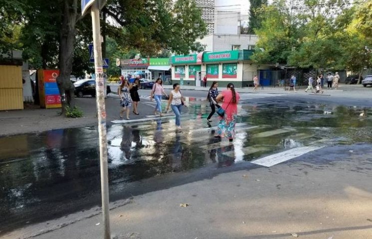 У Миколаєві ціла вулиця потонула у стічн…