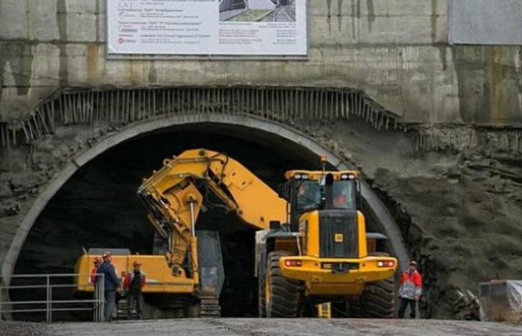 Бескидський тунель у Карпатах будують із…