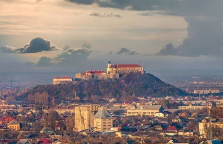 Как выглядит итальянский замок на серьгах фото