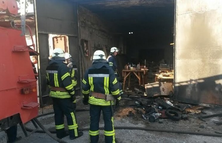 В Мариуполе загорелся гараж (ФОТО)…