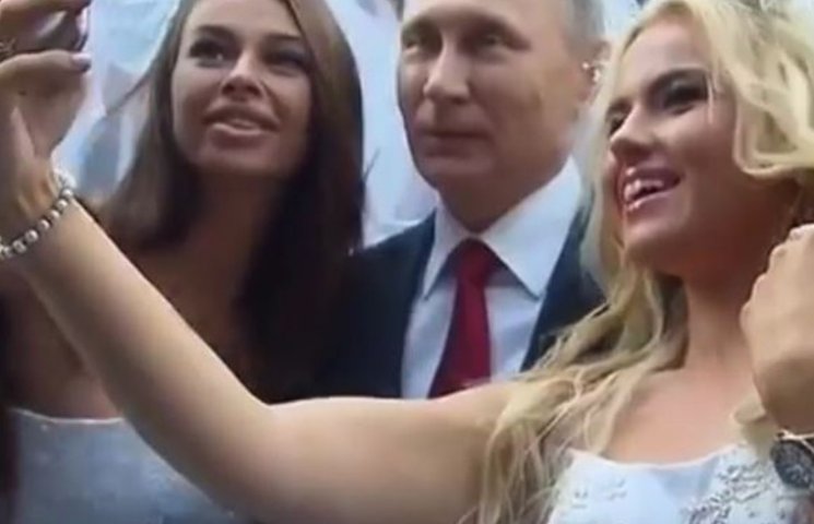 "Невесты Путина" с селфи на Красной площ…