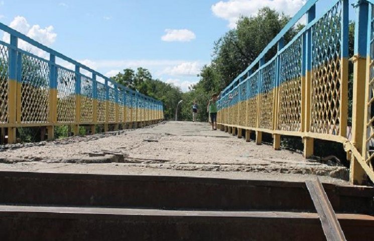 У Павлограді зріжуть опори моста і забор…