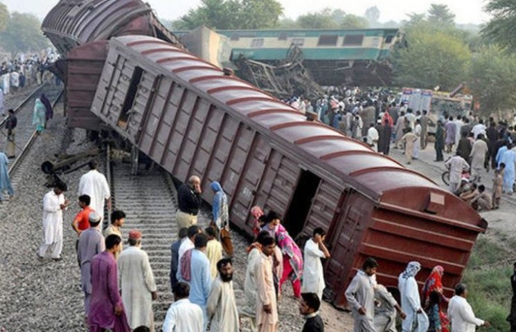 У Пакистані зіткнулися потяги, є загиблі…
