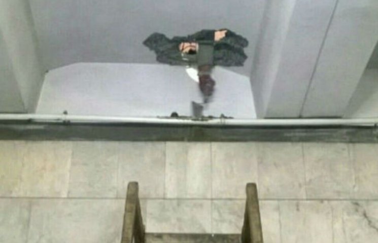 Стало известно, кто и чем разрушил потол…