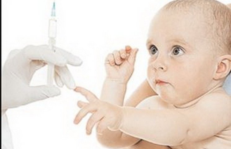 Детям проводят прививки европейской вакц…